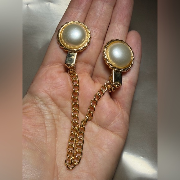 Vintage Faux Pearl & Gold Tone Sweater Guard Cardigan Clip - Picture 4 of 9